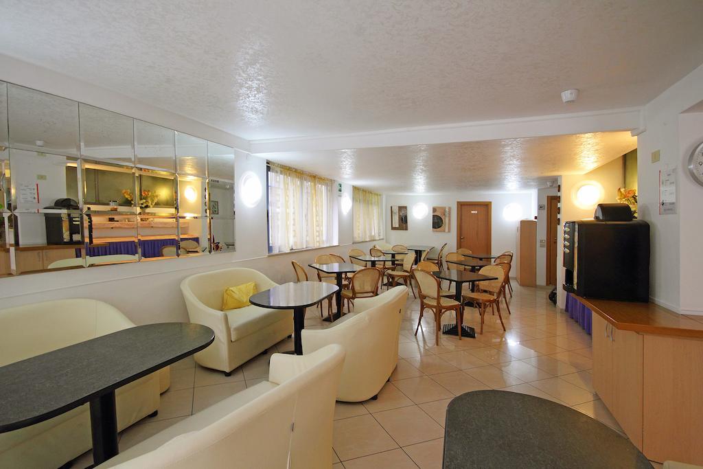 Hotel Azzurro Cattolica Eksteriør billede