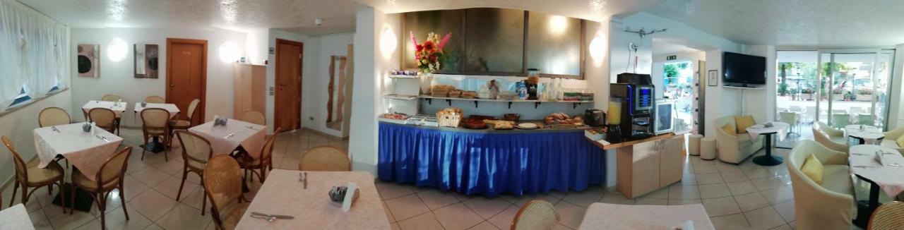 Hotel Azzurro Cattolica Eksteriør billede
